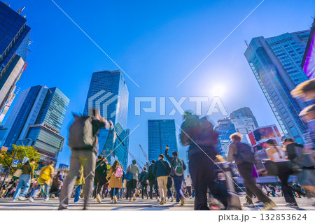 日本の東京都市景観11月7日。インバウンド続く…外国人観光客らで賑わう渋谷スクランブル交差点… 日本の東京都市景観11月7日。インバウンド続く…外国人観光客らで賑わう渋谷スクランブル交差点… 132853624