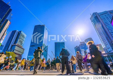 日本の東京都市景観11月7日。インバウンド続く…外国人観光客らで賑わう渋谷スクランブル交差点… 132853625