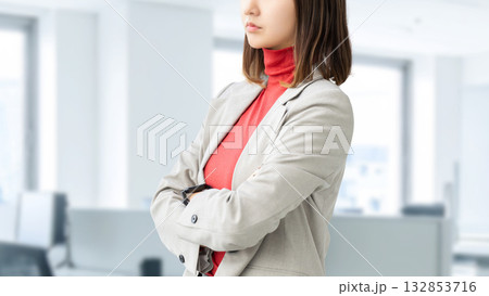 腕組みをして考える女性・ビジネスウーマン 腕組みをして考える女性・ビジネスウーマン 132853716
