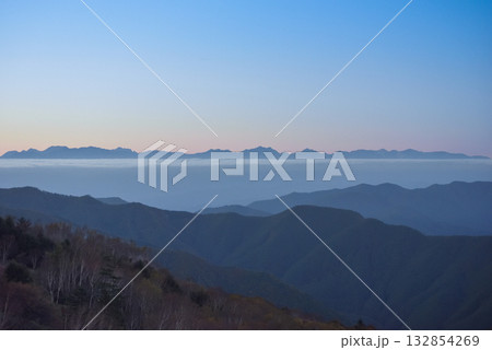 美ヶ原高原からアルプス山脈を望む	 132854269