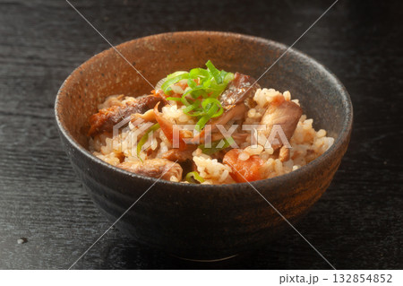 鮭と梅干しの炊き込みごはん 132854852