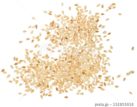 Scattered toasted sesame seeds 132855018