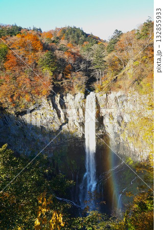 奥日光の秋　虹と華厳の滝　紅葉の風景 132855933