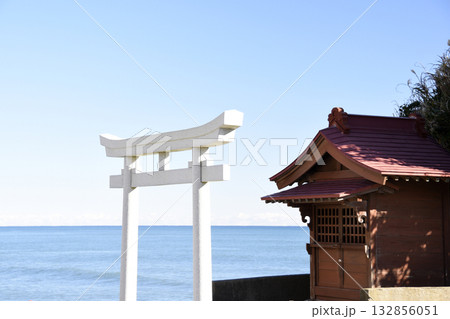 祠と鳥居と海 132856051