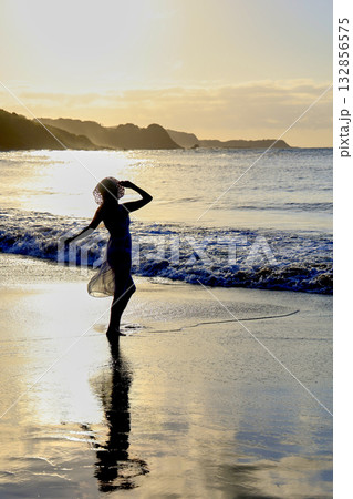 夕日を眺める彼女 夕日を眺める彼女 132856575