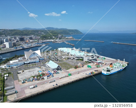 鹿児島港の北ふ頭旅客ターミナル付近の空撮 132856958