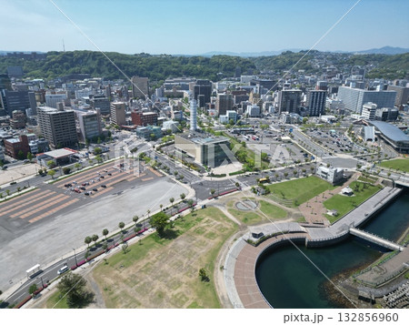 鹿児島市の中央緑地公園と市街地の空撮 鹿児島市の中央緑地公園と市街地の空撮 132856960