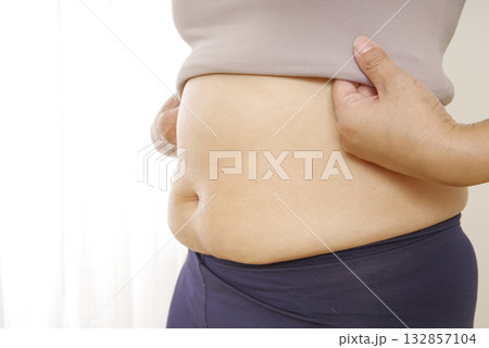中年女性のぽっこりお腹と皮下脂肪 132857104