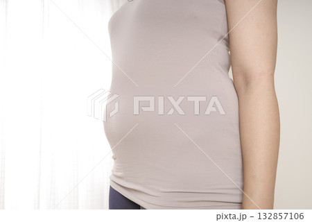 中年女性のぽっこりお腹と皮下脂肪 132857106
