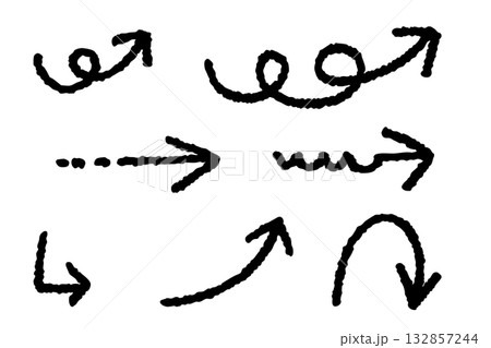 手描き風の黒い矢印イラストセット、スケッチ調のカーブや波線、スパイラルなど多様な方向を示すデザイン要 132857244