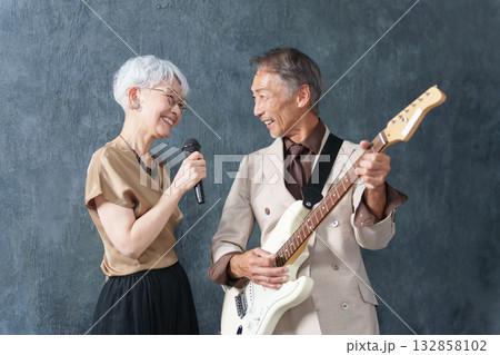 ロックバンドを組むシニア男女 ロックバンドを組むシニア男女 132858102