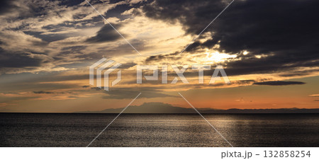 冬の和田長浜海岸の夕焼け　相模湾越しの天城山の絶景　 132858254