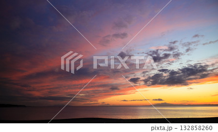 冬の和田長浜海岸の夕焼け　相模湾越しの天城山の絶景　 132858260