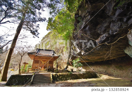 矢部村 八女津媛神社 本殿と神の窟 矢部村 八女津媛神社 本殿と神の窟 132858924