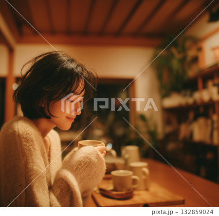 カフェでドリンクを飲む女性 カフェでドリンクを飲む女性 132859024