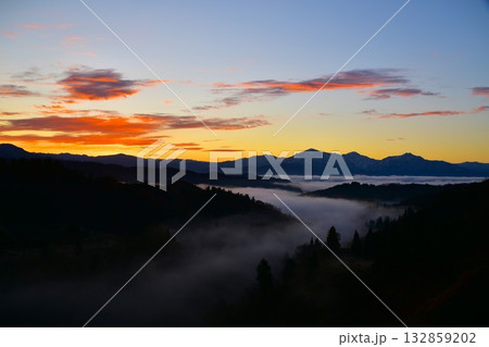 雲海朝焼けの越後三山夜明け 132859202