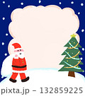 雪の中、白い雪が降る夜に、サンタを持っている 132859225