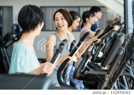 ジムでクロストレーナーを使う人々　撮影協力：スポーツクラブ&サウナスパ ルネサンス 幕張24 132859262