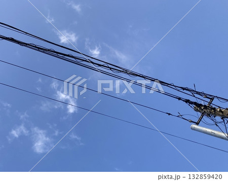 電線の彼方に見える飛行機 電線の彼方に見える飛行機 132859420