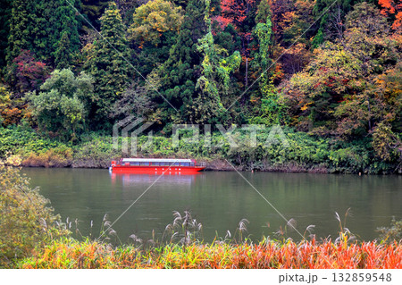 紅葉最上川　最上川芭蕉ライン舟下り　観光船係留 132859548