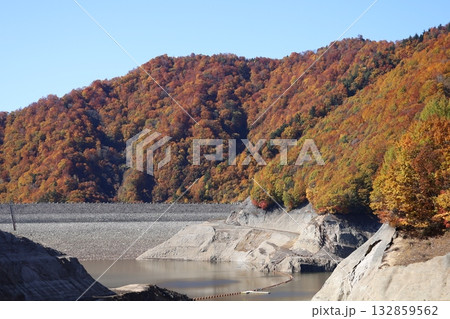 ダム湖にかかる紅葉 (群馬県奈良俣湖にて) ダム湖にかかる紅葉 (群馬県奈良俣湖にて) 132859562
