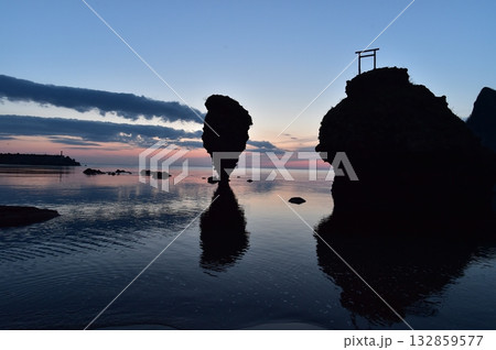 早朝の静まり切った海岸に並んだ奇岩が朝陽を待っていました 132859577