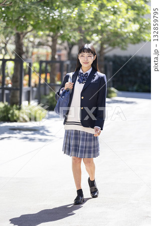 スクールバッグを肩にかけて歩く女子高校生　 132859795