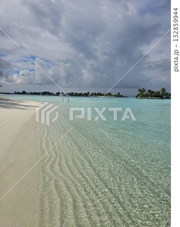 モルディブの透き通る海 モルディブの透き通る海 132859944