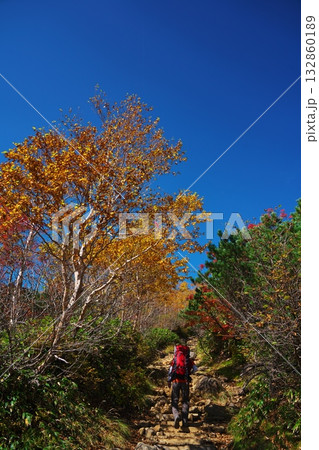 秋の御嶽山　8合目女人堂から山頂への登山道 132860189