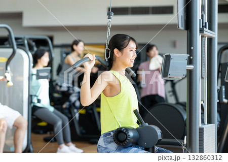 ジムでトレーニングをする人々 撮影協力:スポーツクラブ&サウナスパ ルネサンス 幕張24 ジムでトレーニングをする人々 撮影協力:スポーツクラブ&サウナスパ ルネサンス 幕張24 132860312