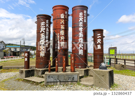 花火を打ち上げる煙火筒のモニュメント(片貝・新潟) 花火を打ち上げる煙火筒のモニュメント(片貝・新潟) 132860437