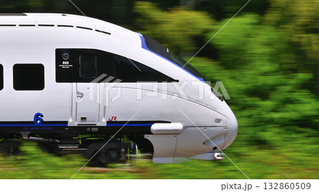 疾走するJR九州の885系特急電車(白いソニック) 132860509