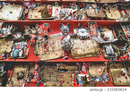 店頭に並ぶカラフルな装飾品 店頭に並ぶカラフルな装飾品 132860634