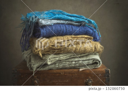 木製の箱に積まれたニット 木製の箱に積まれたニット 132860730