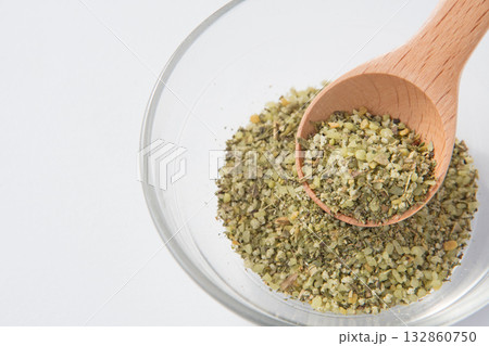 ガラスの器に入れたハーブソルト ガラスの器に入れたハーブソルト 132860750