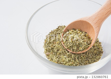 ガラスの器に入れたハーブソルト 132860761