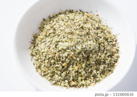 白い皿に入れたハーブソルト 白い皿に入れたハーブソルト 132860816