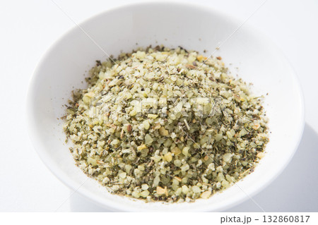 白い皿に入れたハーブソルト 132860817