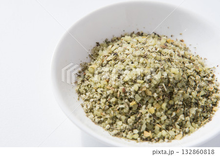 白い皿に入れたハーブソルト 132860818