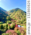 紅葉した山 132860826