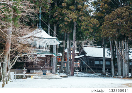 高野山　冬の六角経堂 132860914