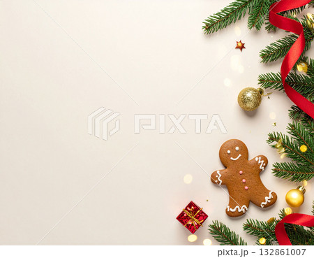ジンジャーブレッドと松の葉のぬくもりあるクリスマス構図 132861007
