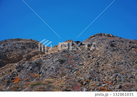 秋の御嶽山 登山道8.5合目付近から石室山荘と覚明堂を臨む 秋の御嶽山 登山道8.5合目付近から石室山荘と覚明堂を臨む 132861035