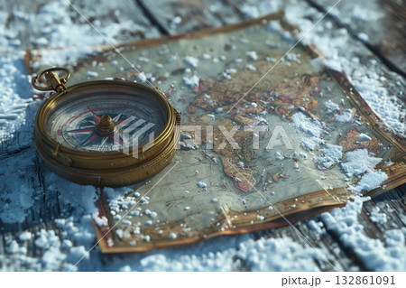 古い木製のテーブルに置かれた古い方位盤 古い木製のテーブルに置かれた古い方位盤 132861091