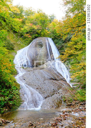 秋のみろくの滝　青森県田子町 132861802