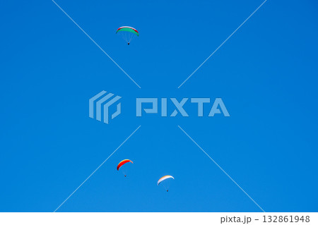 青空を飛ぶハングライダー/長野県 青空を飛ぶハングライダー/長野県 132861948