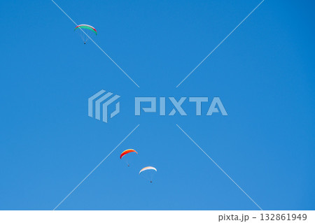 青空を飛ぶハングライダー／長野県 132861949