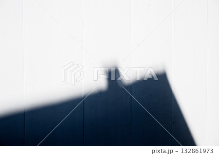 白い壁に落ちた建物の抽象的な影 白い壁に落ちた建物の抽象的な影 132861973