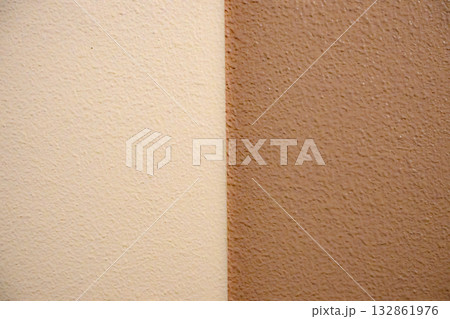 2色の壁が織りなすミニマルな縦割り構図と質感の対比 132861976