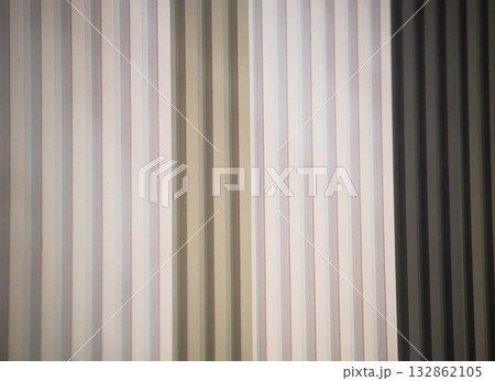 縦方向のラインが美しい工業素材の抽象パターン|ミニマル構図 縦方向のラインが美しい工業素材の抽象パターン|ミニマル構図 132862105